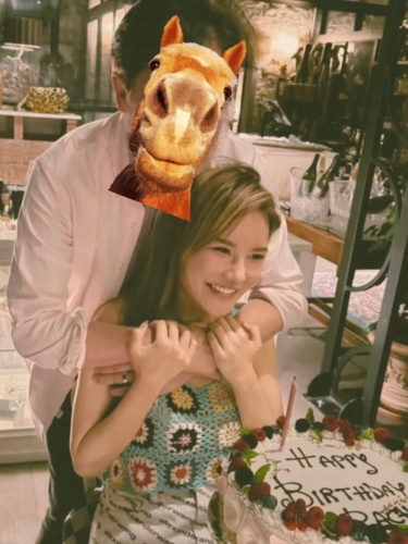 马清铿左手无名指疑似戴着婚戒,从后揽着女友。 马清铿左手无名指疑似戴着婚戒,从后揽着女友。