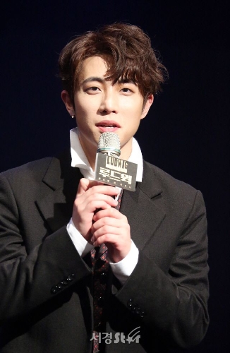 韩国32岁音乐剧男星朴竣辉(박준휘)有着偶像级外貌加上稳定的歌唱实力,自2016年出道以来就戏约不断。 韩国32岁音乐剧男星朴竣辉(박준휘)有着偶像级外貌加上稳定的歌唱实力,自2016年出道以来就戏约不断。