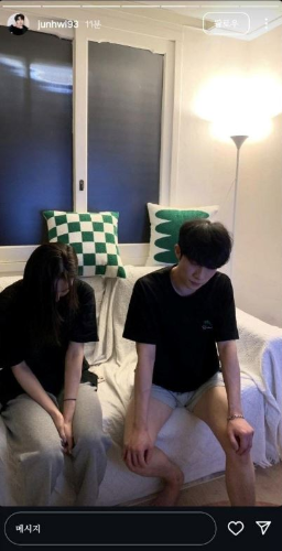 朴竣辉被捉奸只穿内裤照遭公开,一旁的女性并非他的未婚妻。 朴竣辉被捉奸只穿内裤照遭公开,一旁的女性并非他的未婚妻。