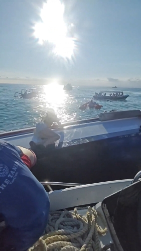 乘客由其他到场协助的船只救助。抖音@星夜旅人 乘客由其他到场协助的船只救助。抖音@星夜旅人