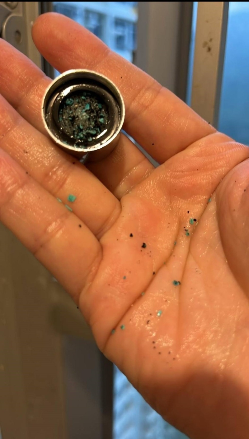 有居民称滤嘴滤芯满布黑色物。 网上图片 有居民称滤嘴滤芯满布黑色物。 网上图片