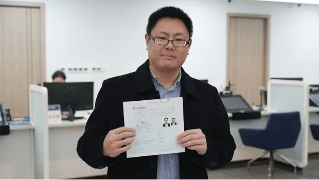 首位拿到“定居证”的台胞张立齐。 首位拿到“定居证”的台胞张立齐。