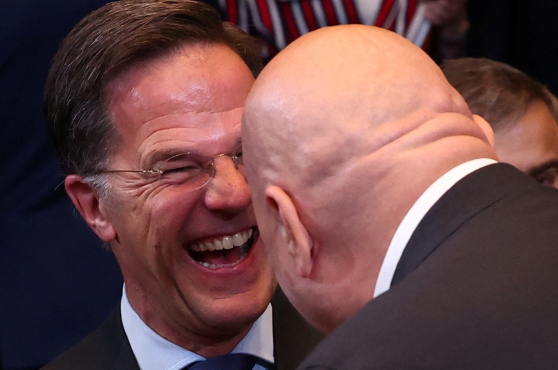 吕特(左) 吕特(左)