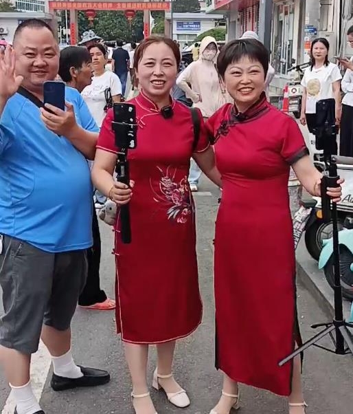 毛坦厂中学送考“名场面”再现 。 毛坦厂中学送考“名场面”再现 。