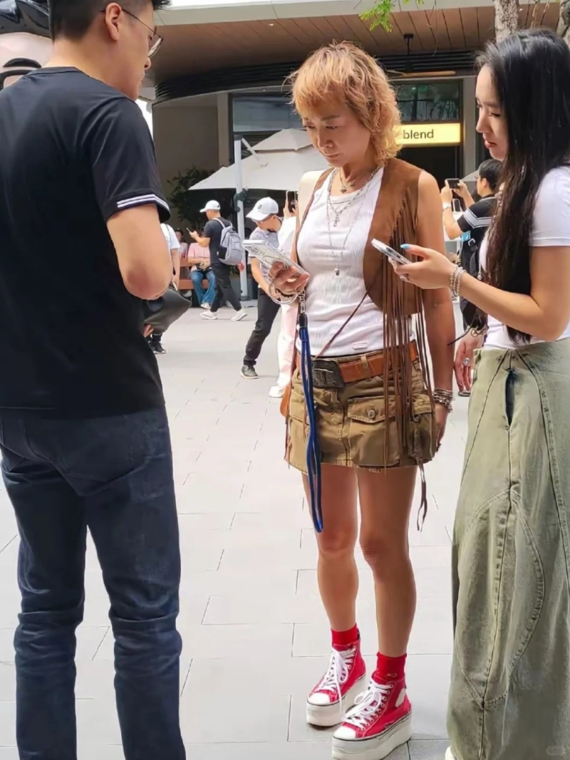 任贤齐的妻子陈则妤(金发)和女儿Rati近日现身深圳,Rati越大越靓被指撞样黎姿。 任贤齐的妻子陈则妤(金发)和女儿Rati近日现身深圳,Rati越大越靓被指撞样黎姿。