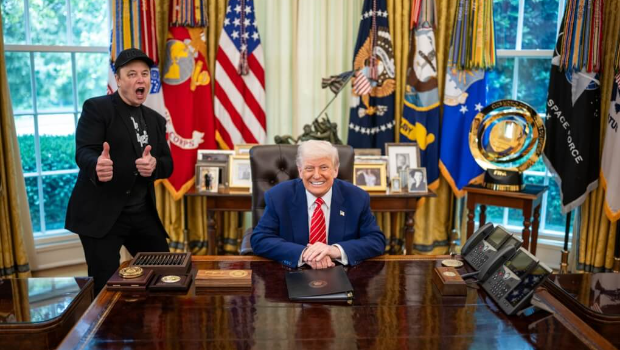 美国总统特朗普(右)与全球首富马斯克(左) 美国总统特朗普(右)与全球首富马斯克(左)