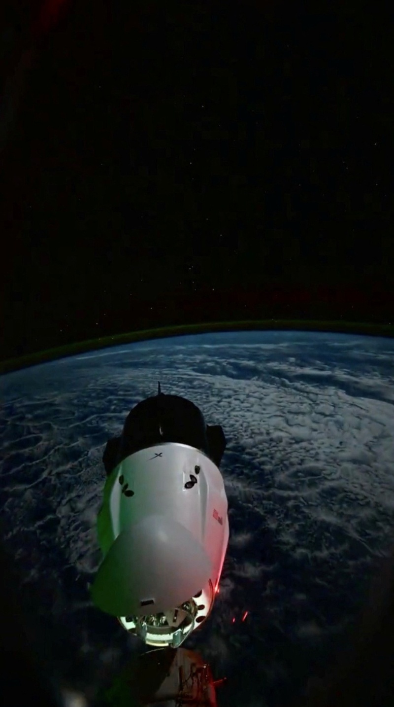 龙飞船往来国际太空站。 龙飞船往来国际太空站。