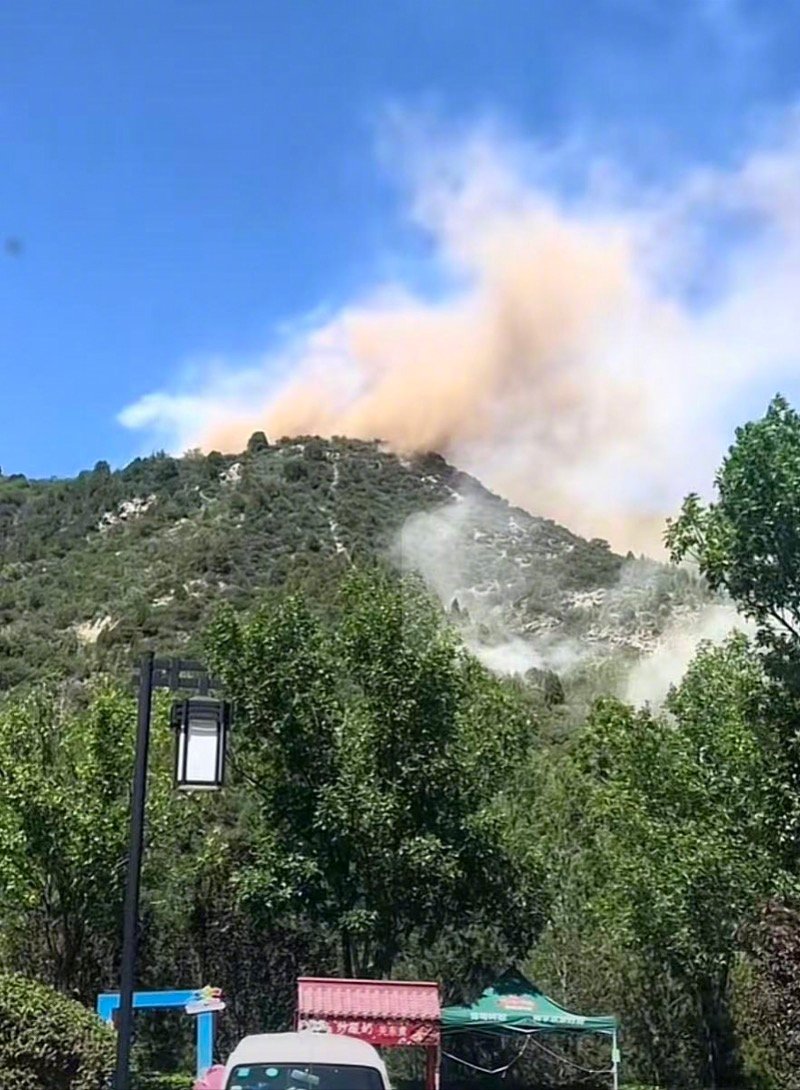 太山发生塌陷,山上一度升起黄烟。 太山发生塌陷,山上一度升起黄烟。