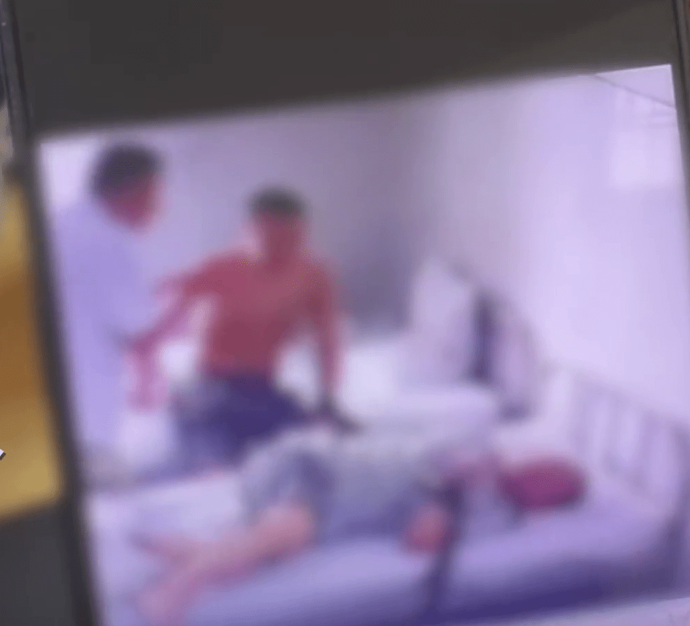 知情人指,精神病院的看护曾到场阻止,但随后又离开现场。 知情人指,精神病院的看护曾到场阻止,但随后又离开现场。