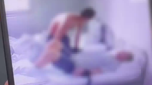 闭路电视可见,袭人病友只有一只手被绑。 闭路电视可见,袭人病友只有一只手被绑。