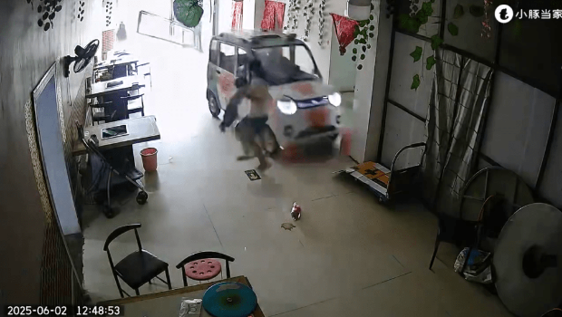 千钧一发避开了撞入店的汽车。 千钧一发避开了撞入店的汽车。