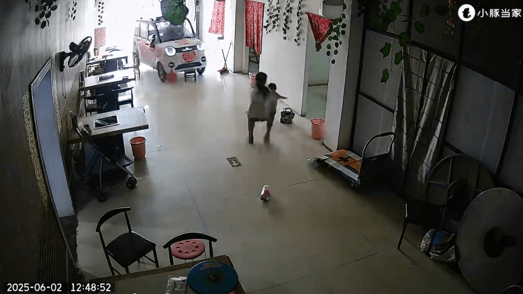 李鑫蕊马上将1岁多的妹妹抱起。 李鑫蕊马上将1岁多的妹妹抱起。