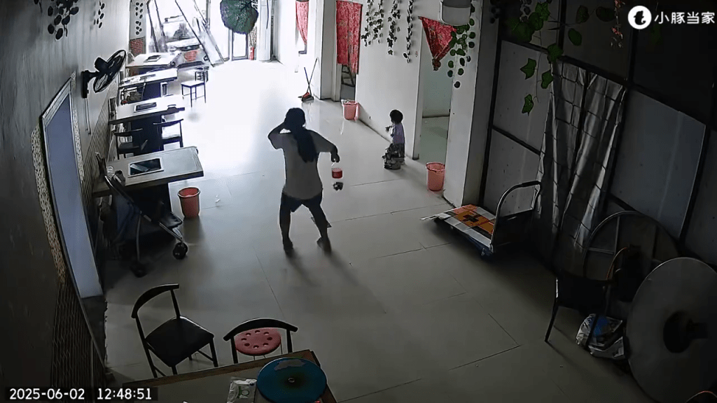 小型汽车撞入店内,女孩吓得用手掩口。 小型汽车撞入店内,女孩吓得用手掩口。