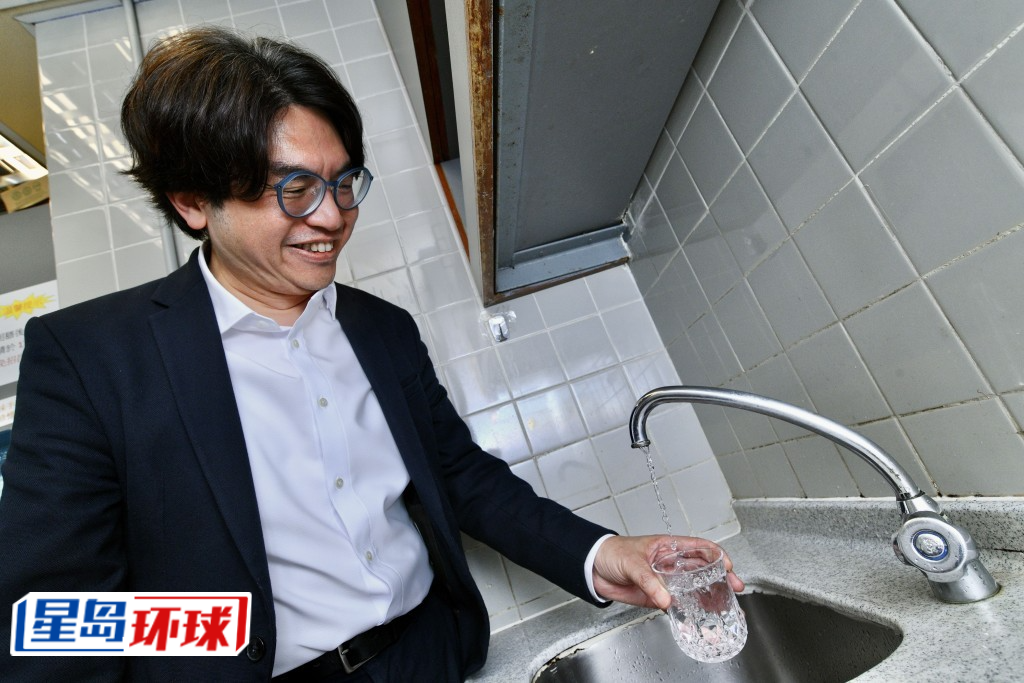 水务署署长黄恩诺曾尝试直接饮水喉水。 水务署署长黄恩诺曾尝试直接饮水喉水。