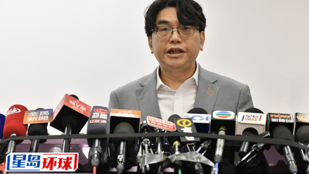 黄恩诺昨日在记者上指市民关注食水黑点无可厚非。 黄恩诺昨日在记者上指市民关注食水黑点无可厚非。