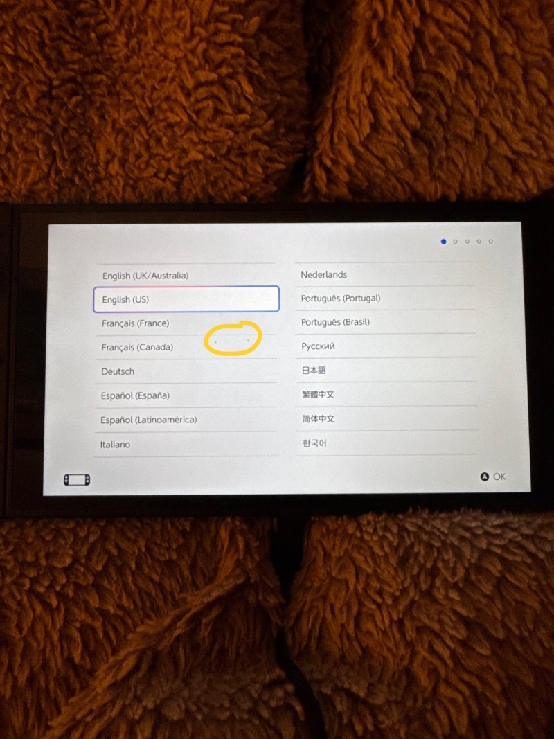 主机仅用胶袋包装,萤幕被刺出刮痕。 X@Oadhan 主机仅用胶袋包装,萤幕被刺出刮痕。 X@Oadhan