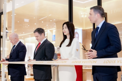 全智贤日前空降澳门,为品牌开幕礼剪彩。 全智贤日前空降澳门,为品牌开幕礼剪彩。