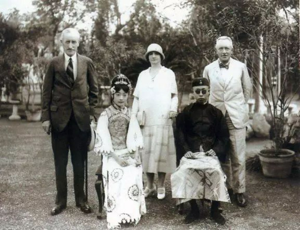 溥仪和婉容经引见,与加拿大总督威灵顿夫妇会面。 溥仪和婉容经引见,与加拿大总督威灵顿夫妇会面。