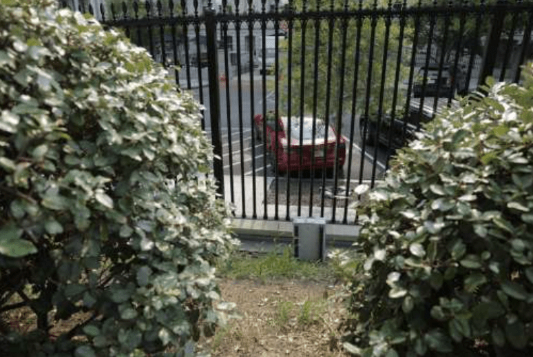 传特朗普想卖掉该架Telsa Model-S。 截至5日晚上,该车仍停在白宫西翼外面。 法新社 传特朗普想卖掉该架Telsa Model-S。 截至5日晚上,该车仍停在白宫西翼外面。 法新社