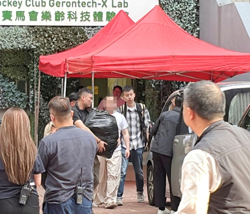 警方6月5日押解其中一名被捕人到宿舍搜证。资料图片 警方6月5日押解其中一名被捕人到宿舍搜证。资料图片