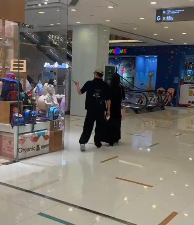 郭富城夫妇近日被目击现身尖沙咀名店。 郭富城夫妇近日被目击现身尖沙咀名店。