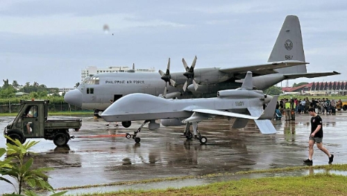 菲国南部三宝颜机场可见停放了一架美国海军无人机及一架菲律宾运输机。 菲国南部三宝颜机场可见停放了一架美国海军无人机及一架菲律宾运输机。