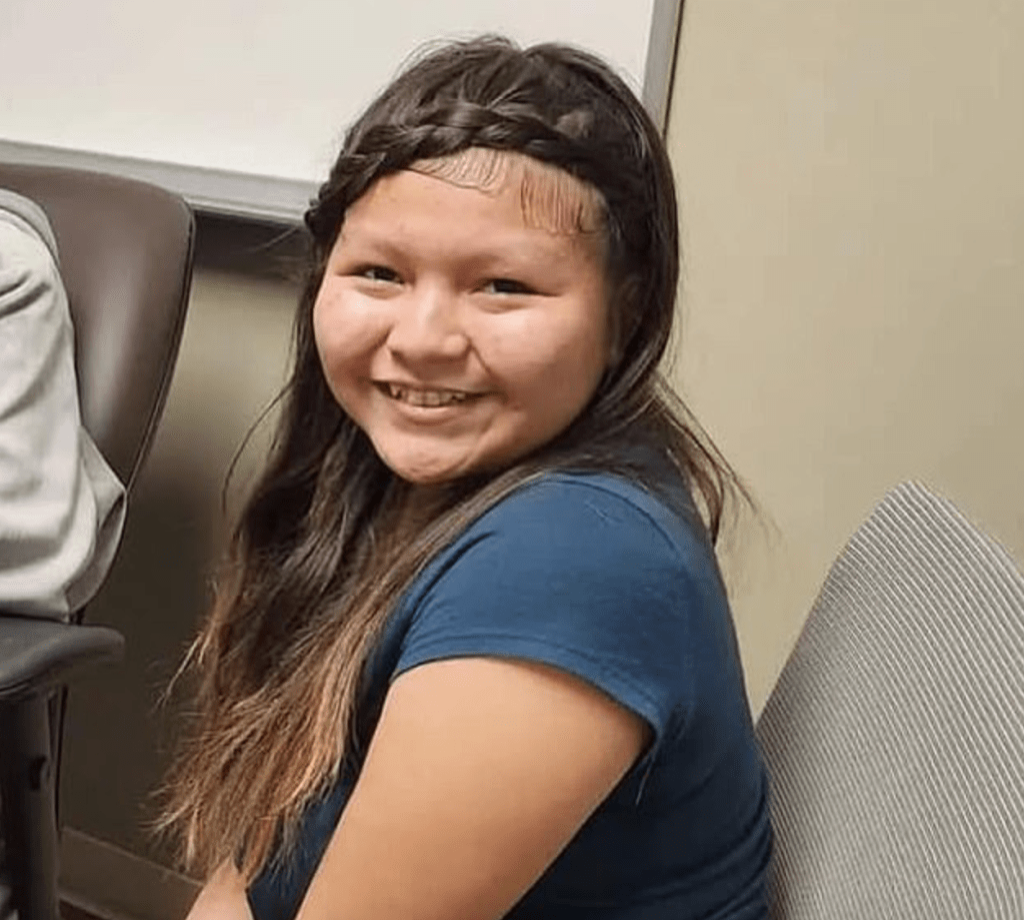 艾蜜莉至少四次逃离寄养机构。 艾蜜莉至少四次逃离寄养机构。