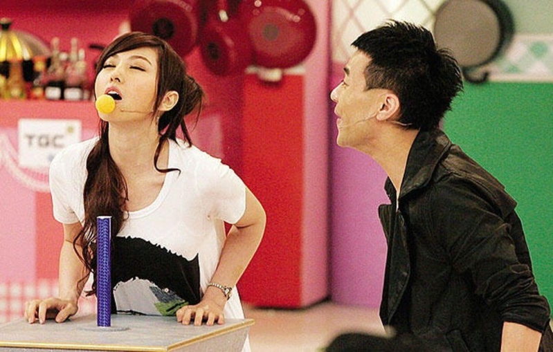 贾晓晨最为人熟悉的是上《奖门人》啜乒乓球。 贾晓晨最为人熟悉的是上《奖门人》啜乒乓球。