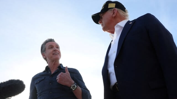 美国总统特朗普(右)前往加州勘查野火灾情,与州长纽森(左)会面 美国总统特朗普(右)前往加州勘查野火灾情,与州长纽森(左)会面