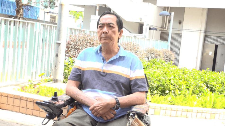 麦Sir回忆说,当时截肢后很灰心,甚至曾考虑在病房内跳楼自杀。 麦Sir回忆说,当时截肢后很灰心,甚至曾考虑在病房内跳楼自杀。