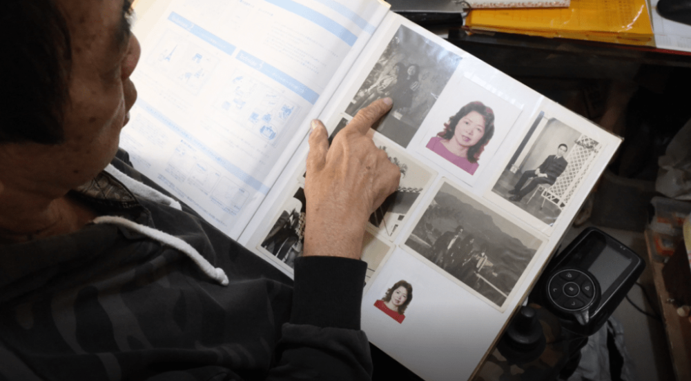 麦Sir回忆起已故妻子当时的说话:“我中风一边身都屈唔到,我都无放弃,你只系无左一只脚,但你仲有双手,所以更加唔可以放弃”。 麦Sir回忆起已故妻子当时的说话:“我中风一边身都屈唔到,我都无放弃,你只系无左一只脚,但你仲有双手,所以更加唔可以放弃”。