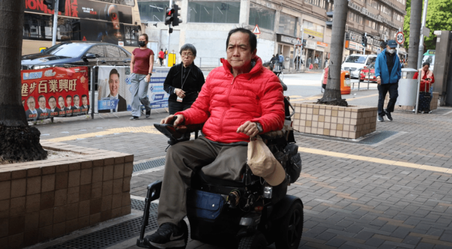 在最艰难的时期,家人的关心和支持让麦Sir逐渐走出阴影。 在最艰难的时期,家人的关心和支持让麦Sir逐渐走出阴影。