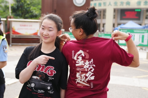 云南昆明,家长的衣服上有“金榜题名。 中新社 云南昆明,家长的衣服上有“金榜题名。 中新社