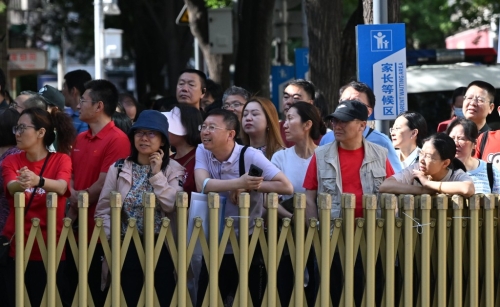 北京一考场外,家长在等待。 新华社 北京一考场外,家长在等待。 新华社