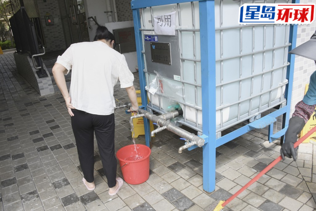 有巿民到水箱取水 有巿民到水箱取水
