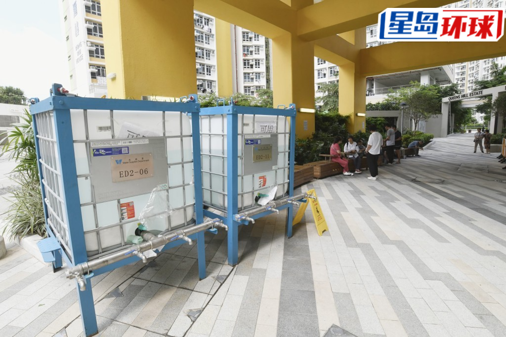 政府提供水箱供巿民取水。 政府提供水箱供巿民取水。