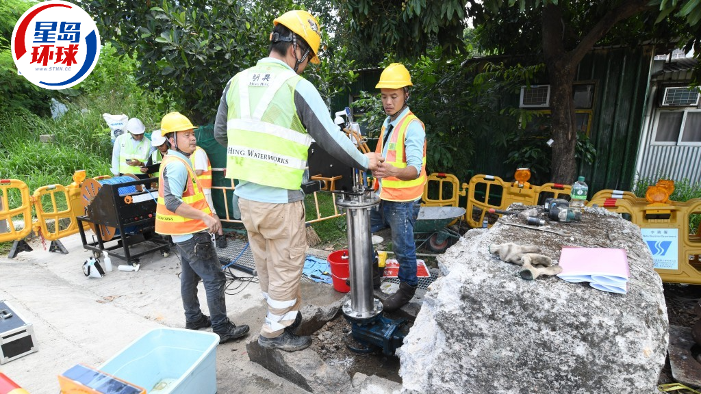 有工人就水管进行水管水质检测。 有工人就水管进行水管水质检测。