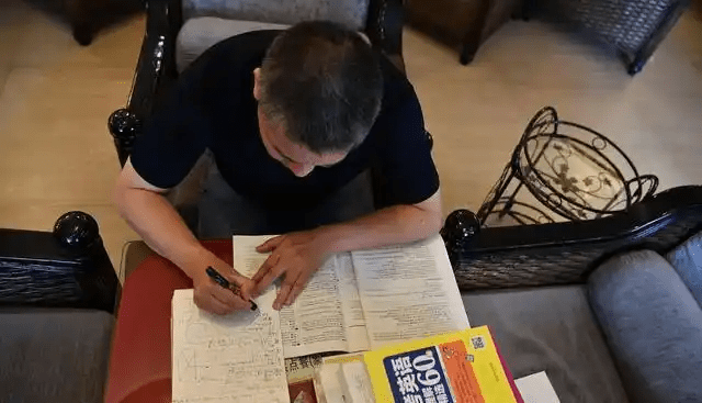 梁实表示,每年考试前说是“最后一次参加高考”,是因为当时觉得能考上。 梁实表示,每年考试前说是“最后一次参加高考”,是因为当时觉得能考上。