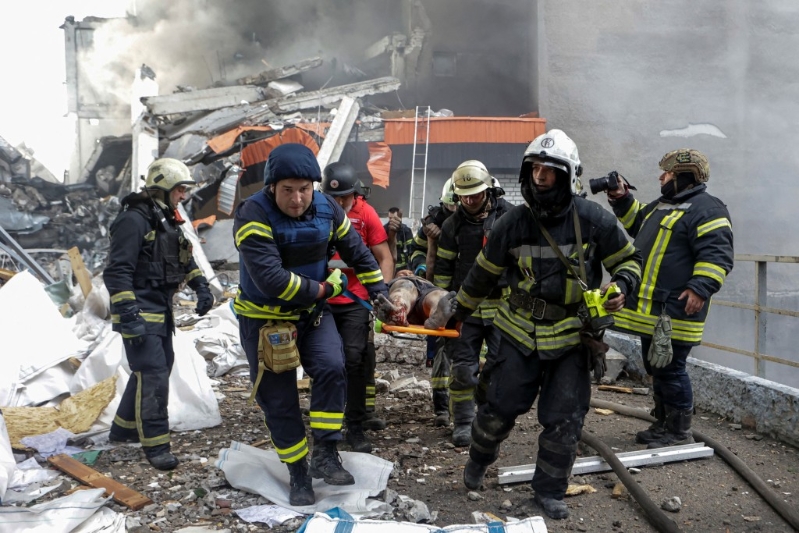 消防员从火场抬出死伤者。 消防员从火场抬出死伤者。