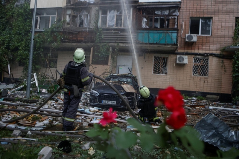 消防员射水救火。 消防员射水救火。