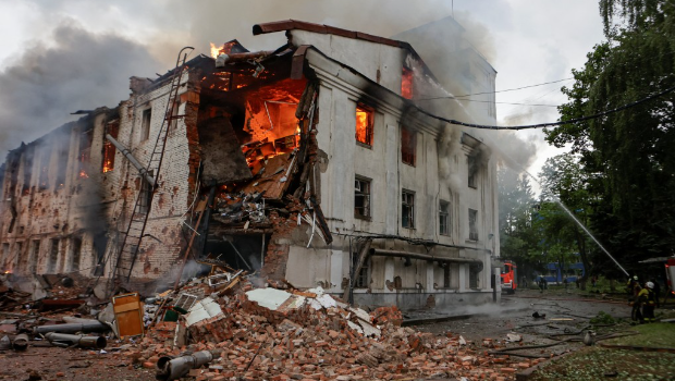 哈尔科夫一栋建筑物遭俄罗斯无人机击中,着火焚烧。 哈尔科夫一栋建筑物遭俄罗斯无人机击中,着火焚烧。