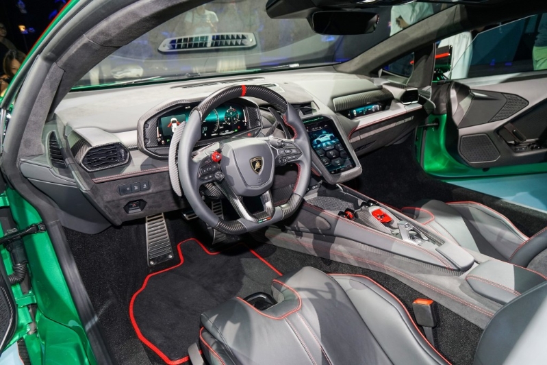 战斗机式座舱设计酷似同厂Revuelt。 战斗机式座舱设计酷似同厂Revuelt。