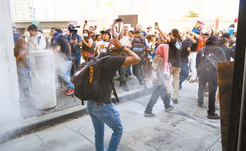 联邦移民局6日在洛杉矶实施大规模行动后,引发连串抗议活动。 美联社 联邦移民局6日在洛杉矶实施大规模行动后,引发连串抗议活动。 美联社