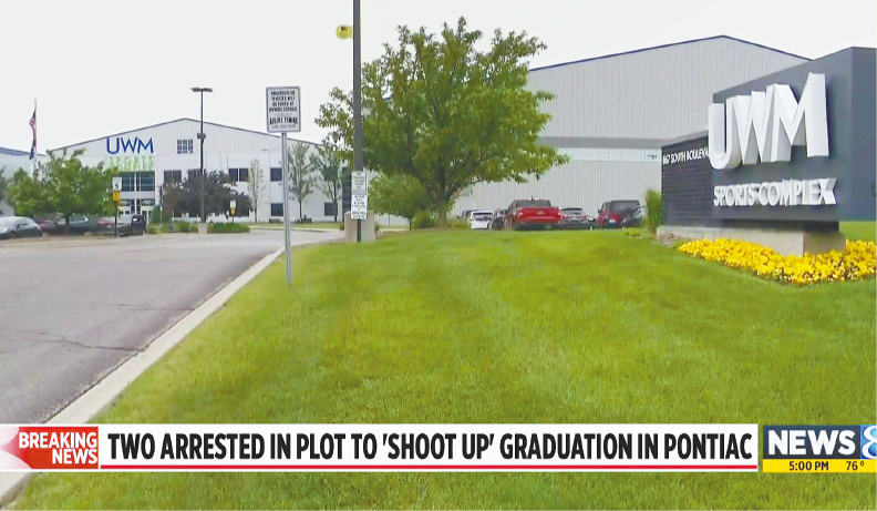 密歇根州奥克兰县警方,成功逮捕两名图谋于庞蒂亚克艺术与科技学院毕业典礼发动大规模枪击事件的嫌疑人。 电视截图 密歇根州奥克兰县警方,成功逮捕两名图谋于庞蒂亚克艺术与科技学院毕业典礼发动大规模枪击事件的嫌疑人。 电视截图