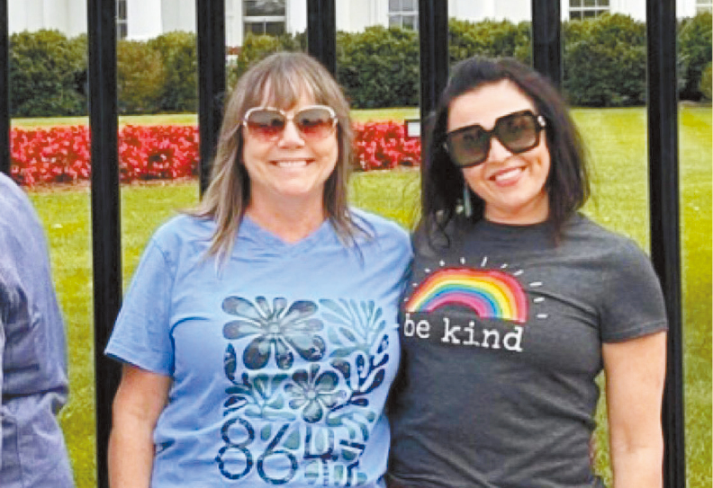 印州女教师路肯(左)在带领学生参观白宫期间,因穿着一件被视为暗示呼吁刺杀总统特朗普的T恤而引发争议,最终被迫辞职。 X平台图片 印州女教师路肯(左)在带领学生参观白宫期间,因穿着一件被视为暗示呼吁刺杀总统特朗普的T恤而引发争议,最终被迫辞职。 X平台图片