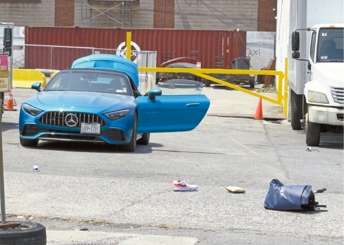 左方停在现场的平治牌汽车,警方相信是嫌犯把开车门,驶离现场前警方赶至,未有被偷走。 左方停在现场的平治牌汽车,警方相信是嫌犯把开车门,驶离现场前警方赶至,未有被偷走。