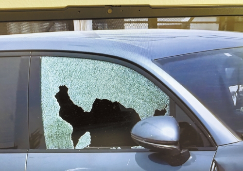 警匪追逐,被子弹击中的宝马牌汽车挡风玻璃碎裂,停在32大道与费灵顿街交界处。 警匪追逐,被子弹击中的宝马牌汽车挡风玻璃碎裂,停在32大道与费灵顿街交界处。