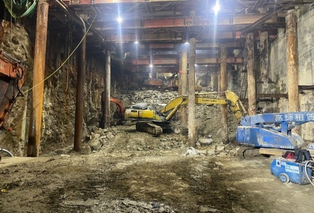 工程团队在地下无间断地进行挖掘工序。 工程团队在地下无间断地进行挖掘工序。