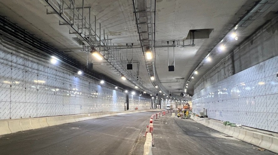 地底下的隧道结构已顺利建成。 地底下的隧道结构已顺利建成。