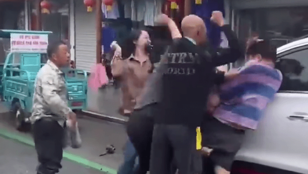 横间T-恤男遭多人施暴。 横间T-恤男遭多人施暴。